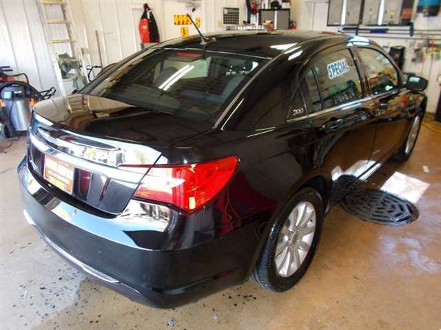 Chrysler 200 2013 photo 2